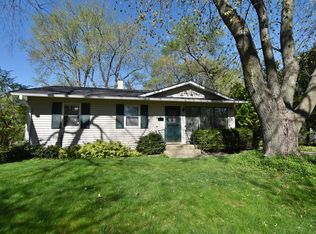 843 Valley Ln, Geneva, IL 60134