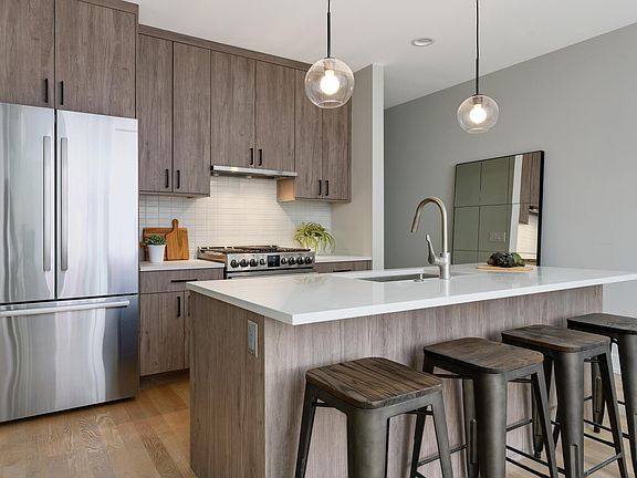 3rd image of 3208 N Southport Ave #305