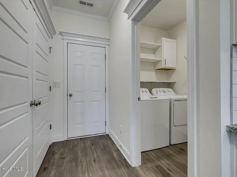 711 Courtland Ln — Photo 21