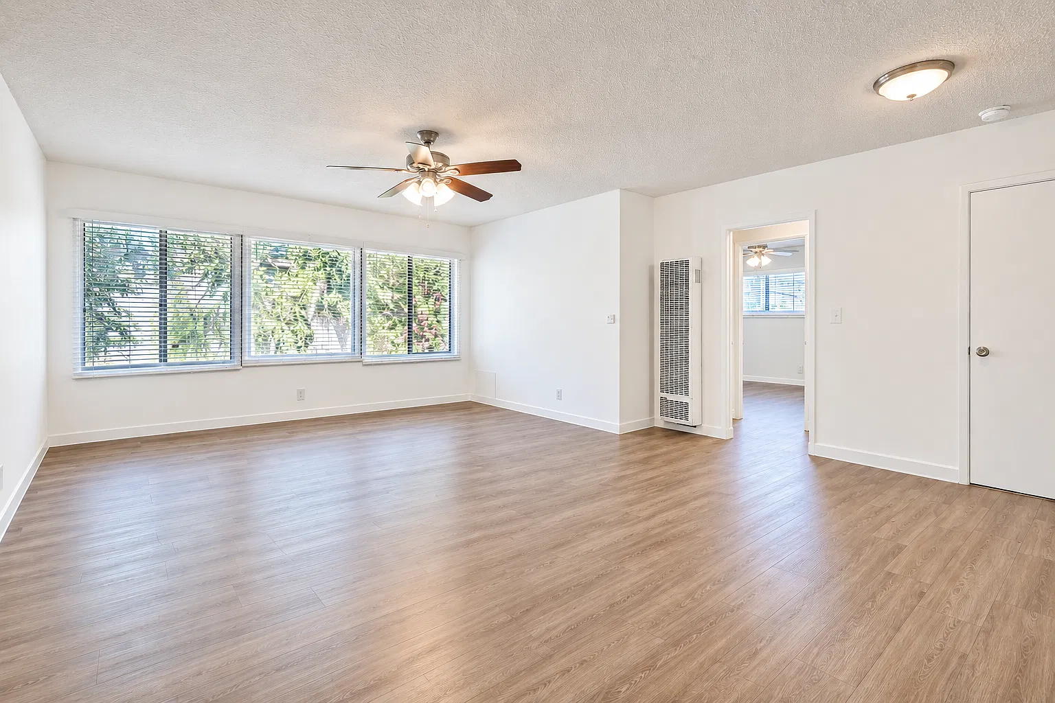 Quiet Jefferson Park Apartments Spacious, Secure & Centrally Located — Photo 4