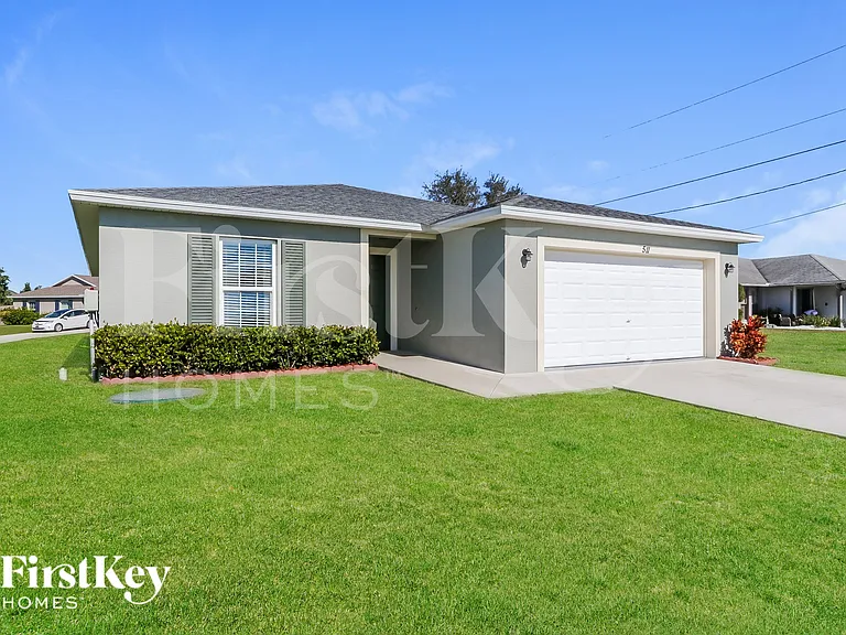 511 SW Nadell Ave — Photo 1