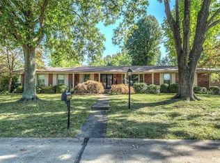 370 Medina Dr, Saint Louis, MO 63122