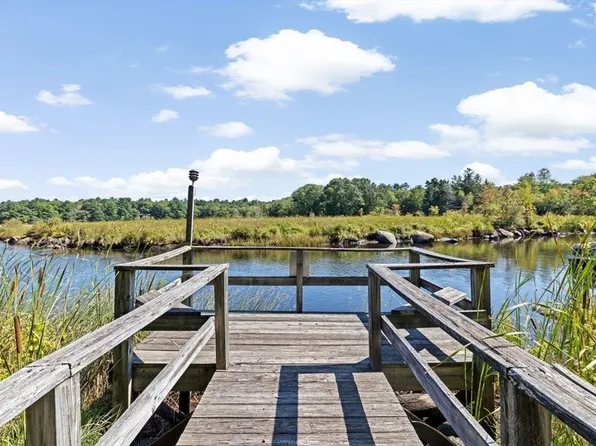 28 Old Shipyard Ln, Hanover, MA 02339