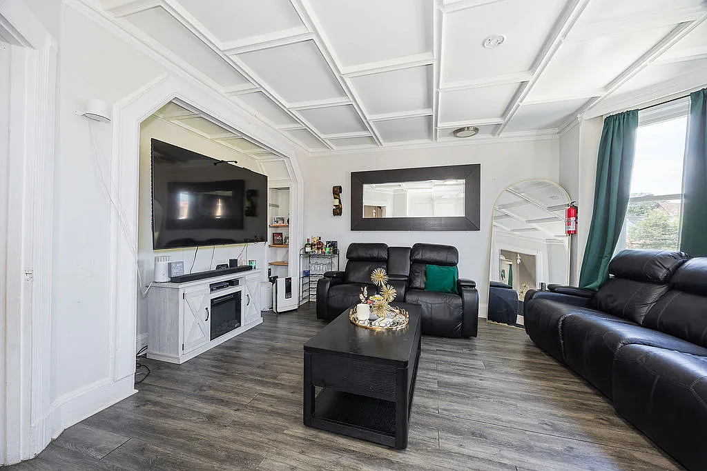 3 bed, 1950 sqft, $3,000 — Photo 3