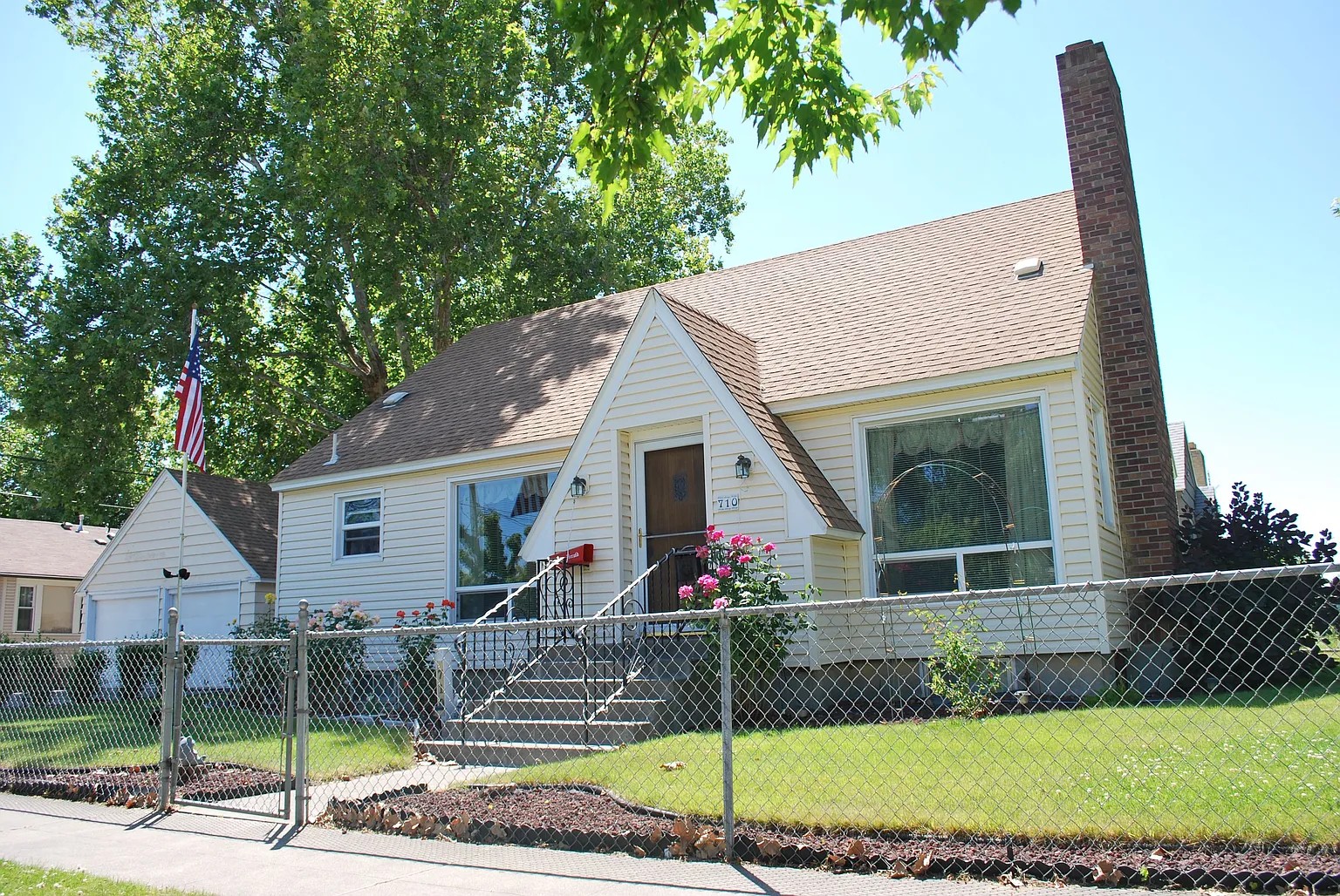 710 N 8th Ave photo 1