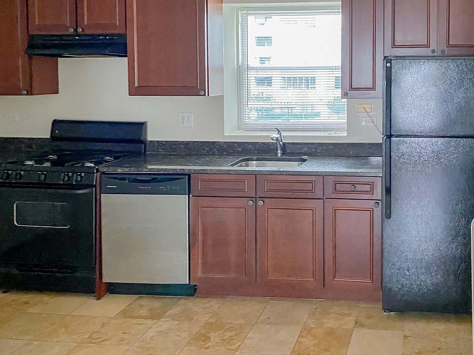 1st image of 3913 N Pine Grove Ave #3W