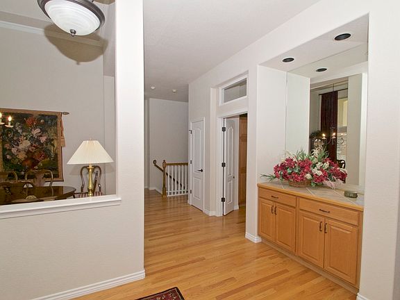 Foyer w/Hardwood Flooring
