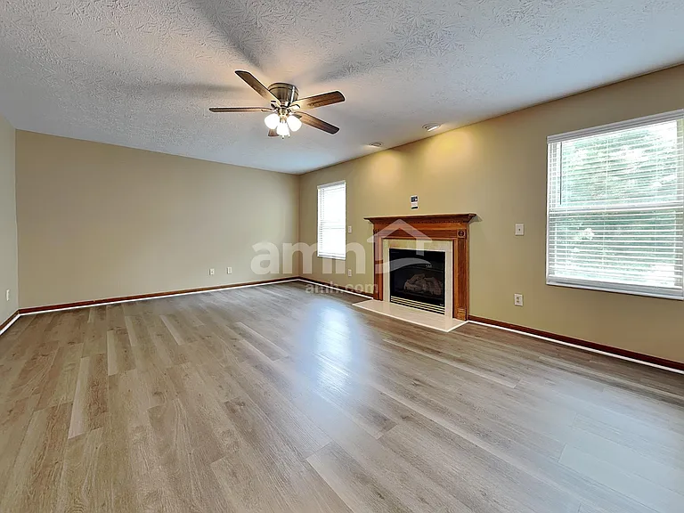 440 Dexter Ct — Photo 5