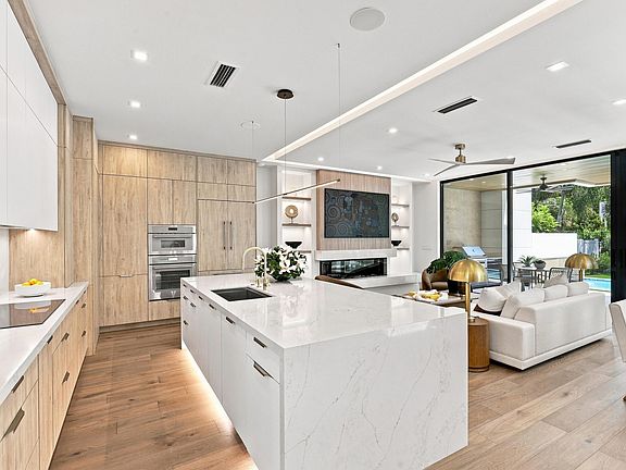 4th image of 130 NE Wavecrest Way