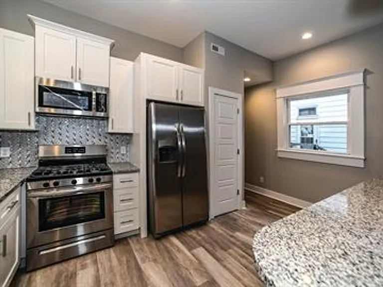 625 Barret Ave — Photo 2