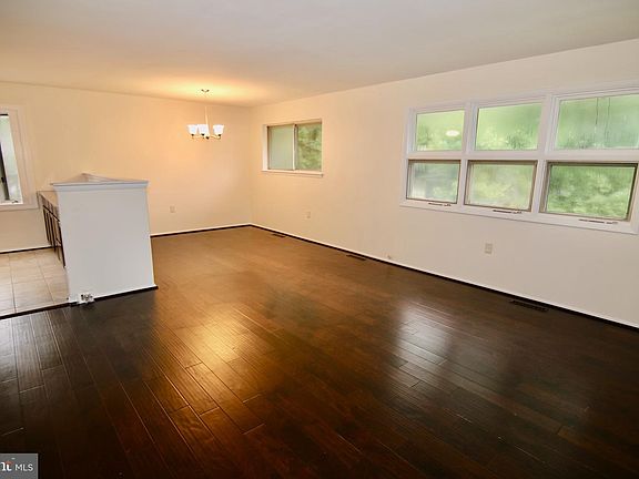 3rd image of 536 Pembrooke Ct