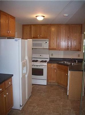 2nd image of 911 Ellington Sq