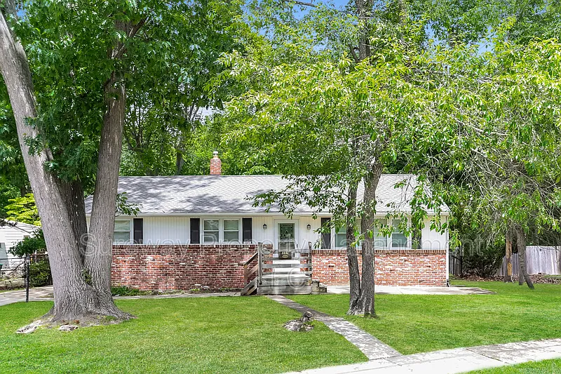 3 bed, 2.0 bath, 1196 sqft, $2,800 — Photo 1