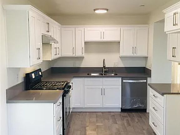 3rd image of 130 E 67th St