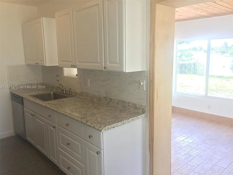 3300 SW 32nd Ave — Photo 6