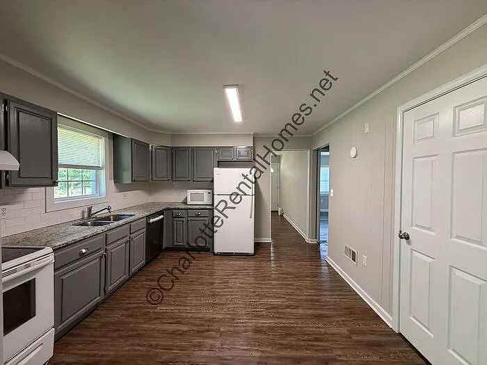 110 Elm Rd — Photo 3