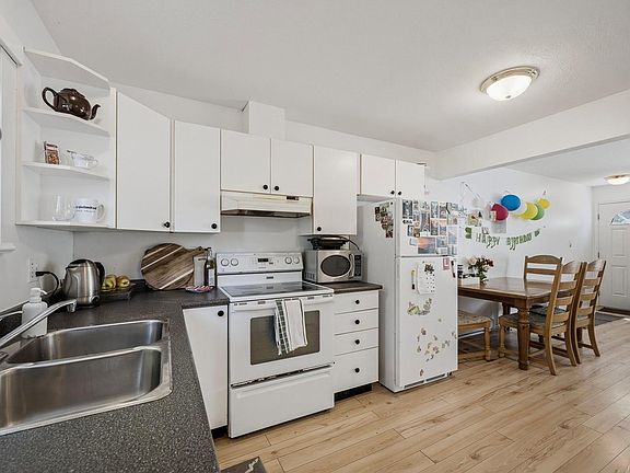 2nd image of 1535 Dingwall Rd #4