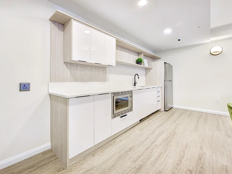 528 Lancaster St W — Photo 3