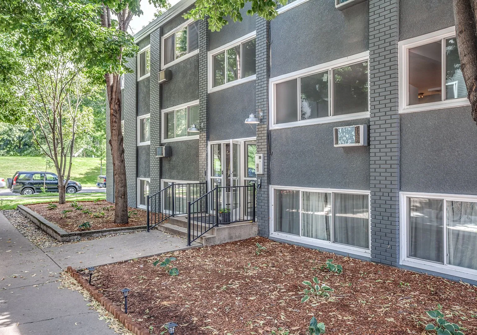 732 Polk St NE — Photo 2