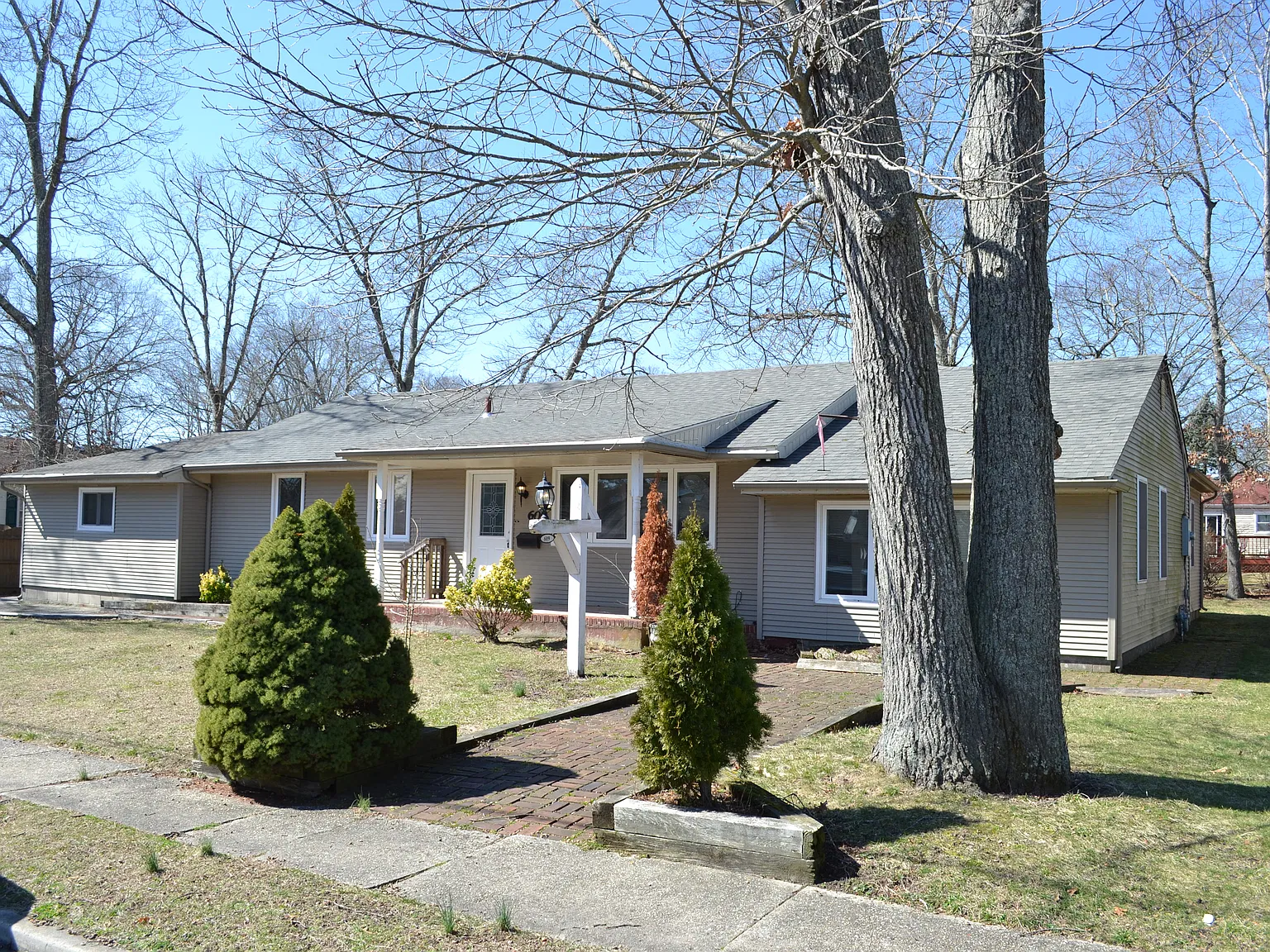 4 bed, 1.5 bath, 2400 sqft, $2,995 — Photo 2
