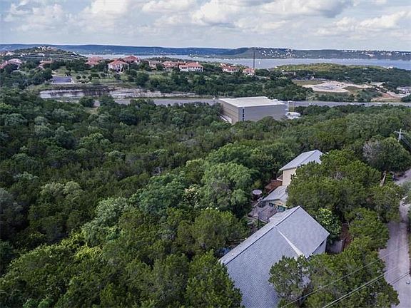 3rd image of 3925 Lago Vista Dr