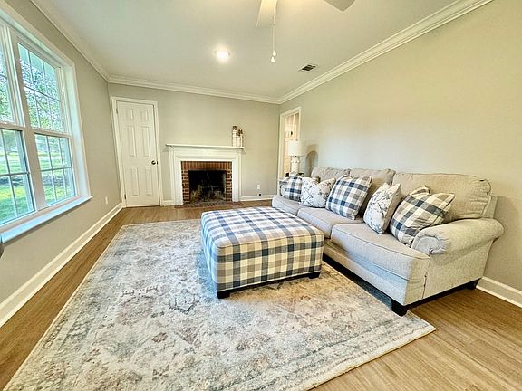 5th image of 413 Canna Dr