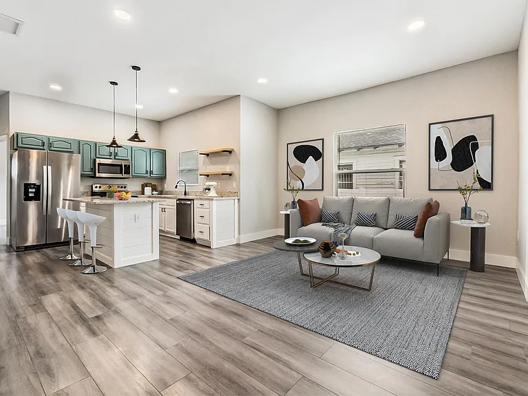 2321 W Green St — Photo 1