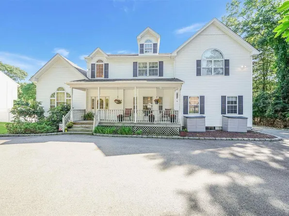 21 Oakdale Avenue, Farmingville, NY 11738