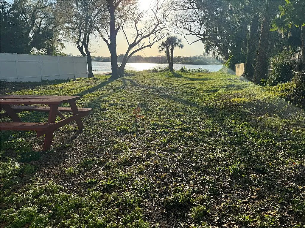 3 bed, 2.0 bath, 1266 sqft, $2,095 — Photo 2