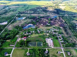 4 SW Hoch Rd, Topeka, KS 66610