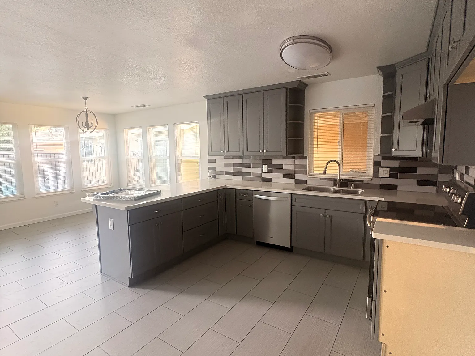 3 bed, 1140 sqft, $1,900 — Photo 4