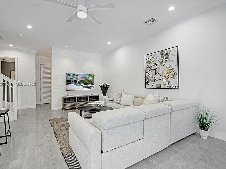 453 SW 5th Ave — Photo 17