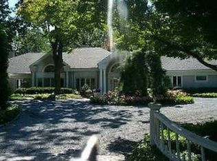 4 Cow Ln, Great Neck, NY 11024