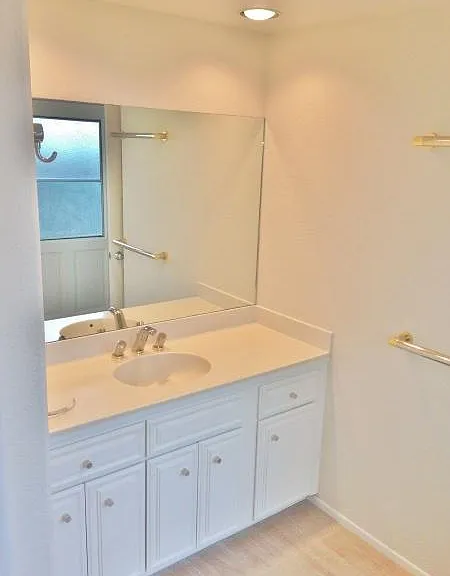 883 Windsor Way #B — Photo 4