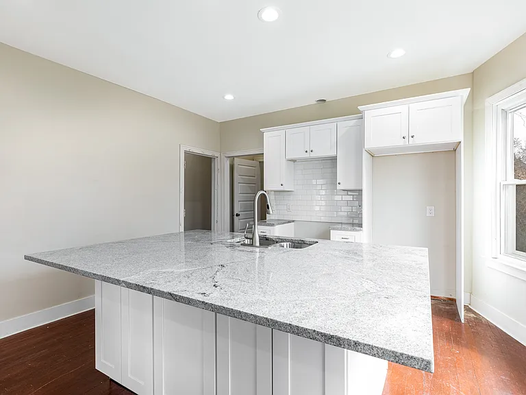 1436 Baldwin St — Photo 4