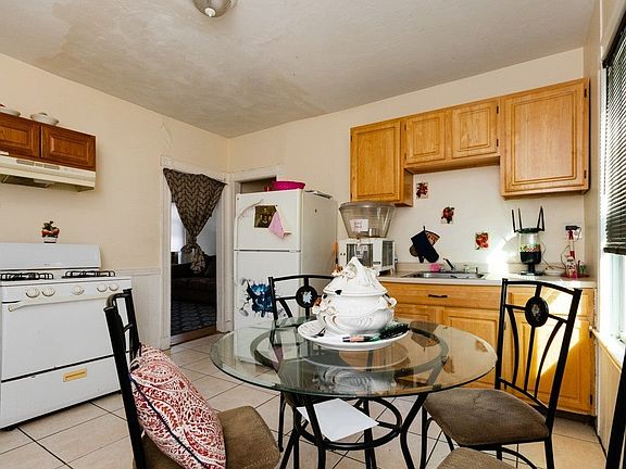 4th image of 79 Topliff St #2