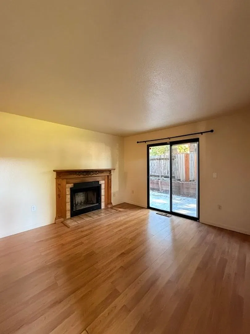 3 bedroom 2 bath Mountain Shadow Square — Photo 2