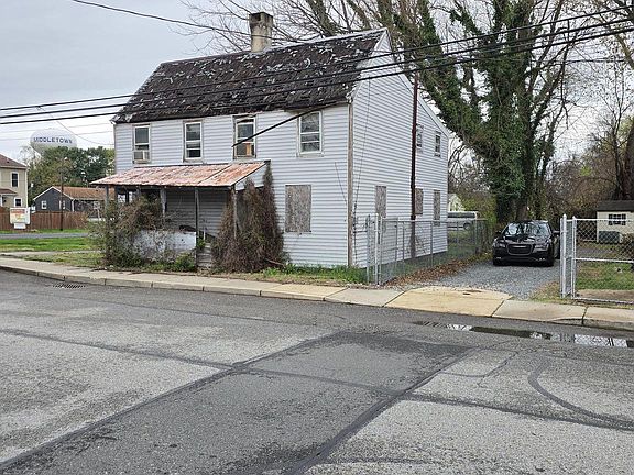 3rd image of 211 E Lake St