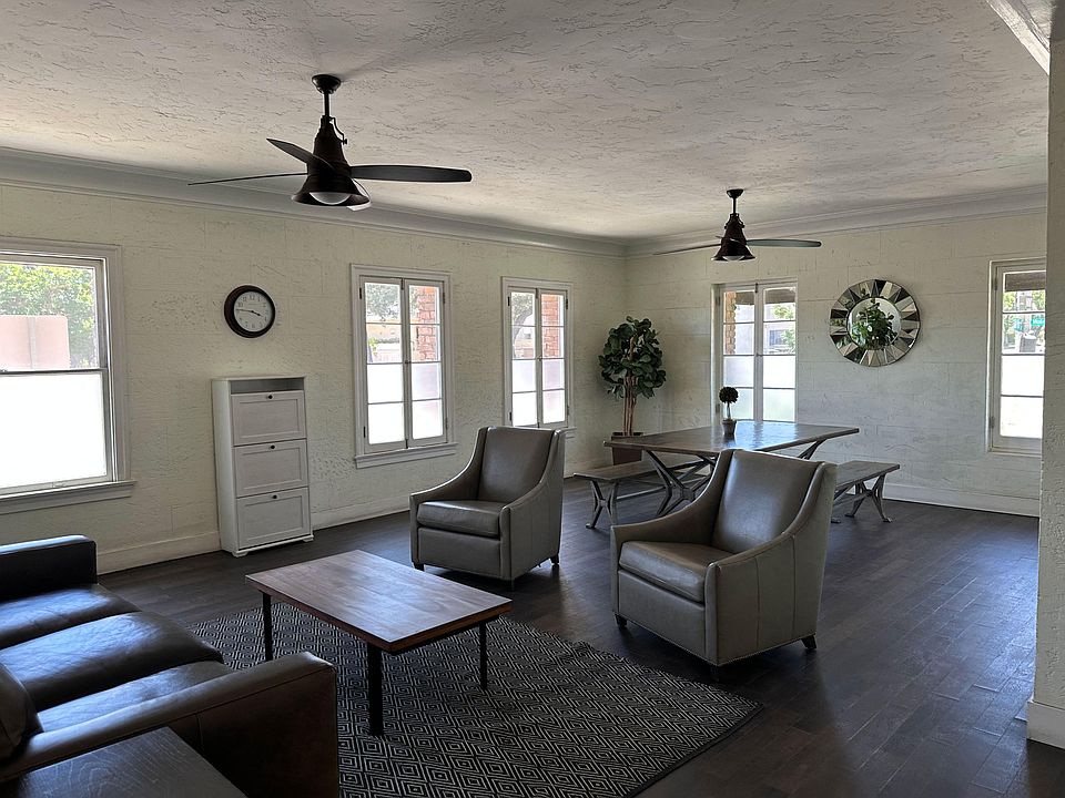 Comfortable sitting area in the lobby of the Molino Del Mar Apartments in Pasadena, California.