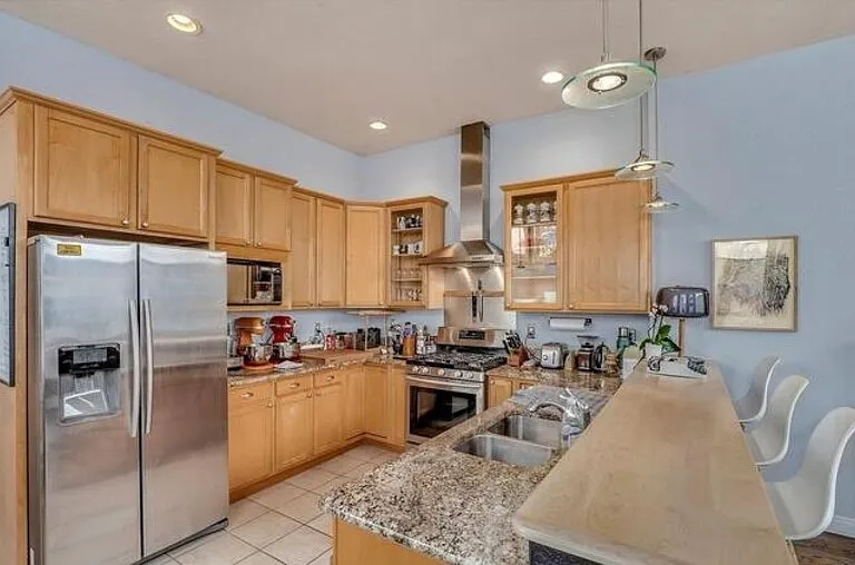 2902 Irving St — Photo 4