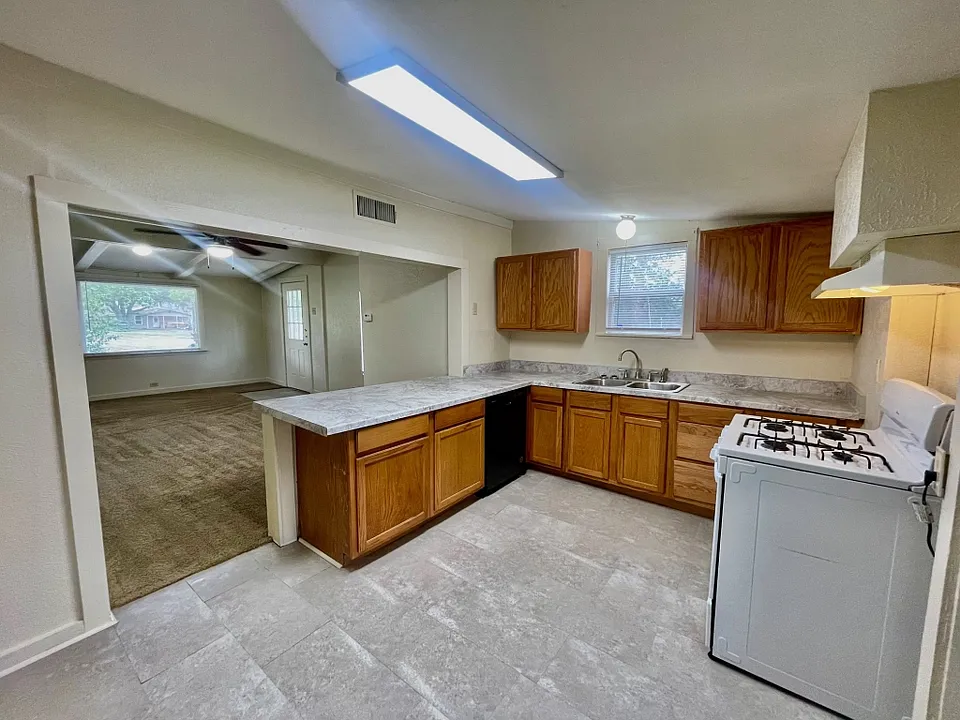 308 N White Oak Rd