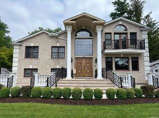 130 Woolsey Ave, Glen Cove, NY 11542