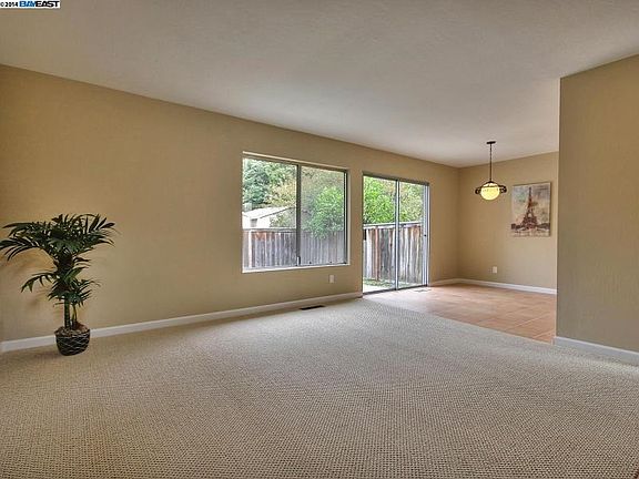 4th image of 33 Villa Dr