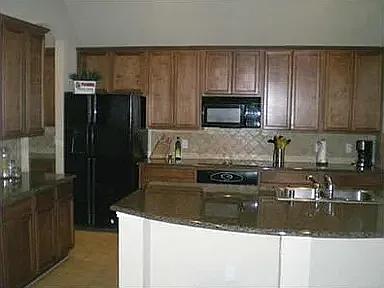 3 bed, 2090 sqft, $3,000 — Photo 3
