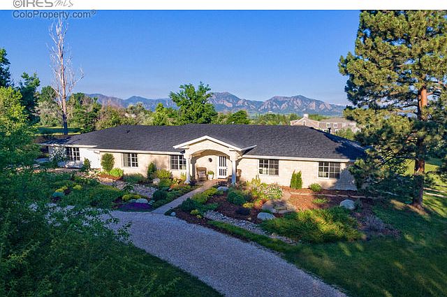 583 Ord front with Flatirons