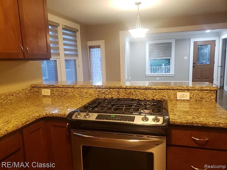 617 E 3rd St #1 — Photo 6