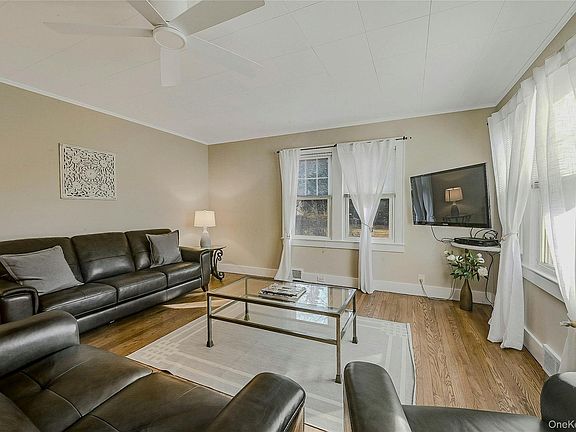 3rd image of 425 Old Shipyard Ln