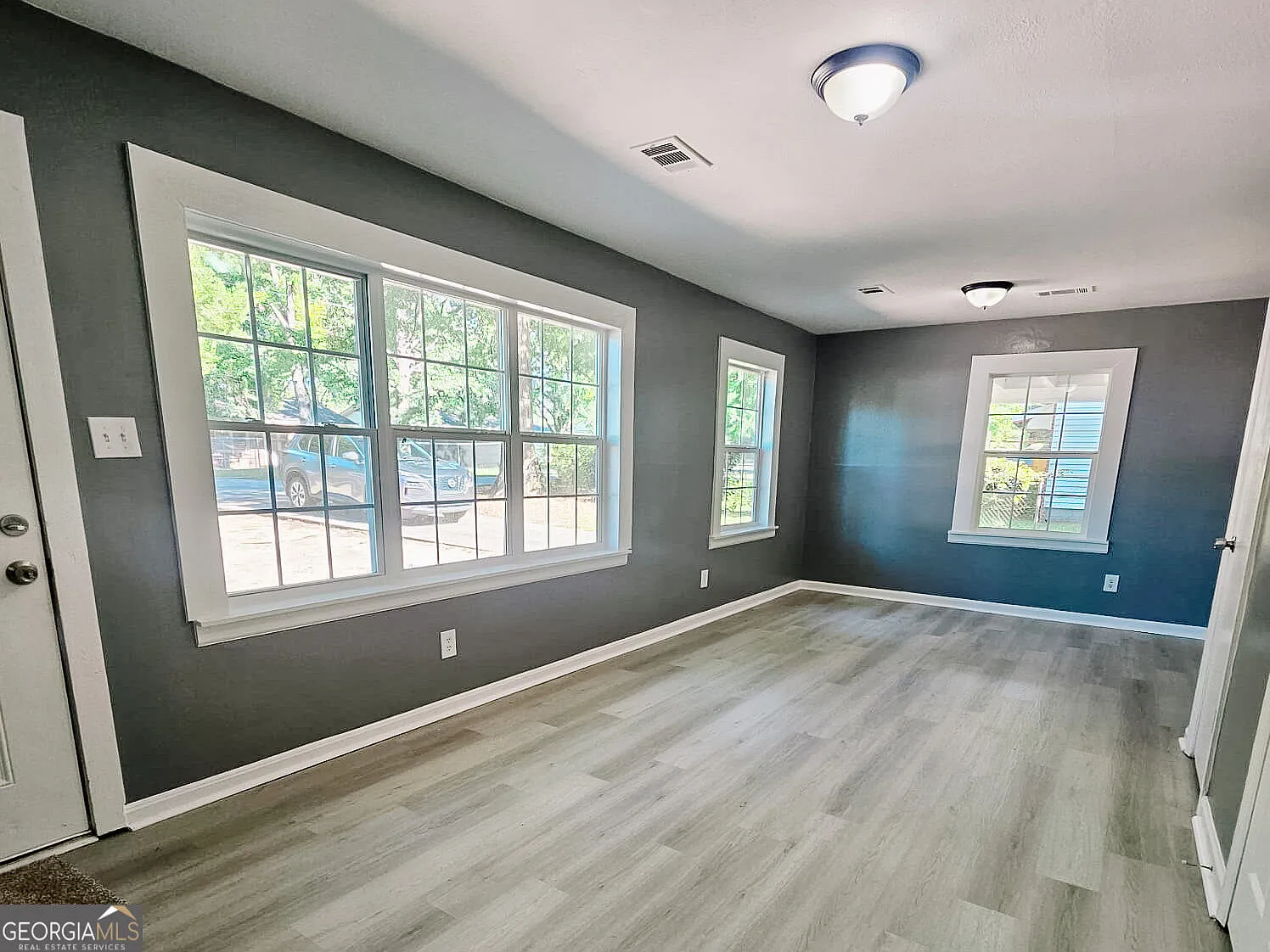 3 bed, 1.5 bath, 962 sqft, $1,275 — Photo 2