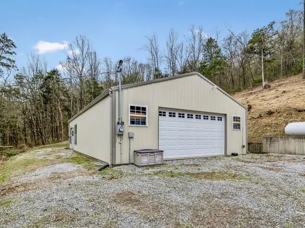 18 York Ln, Elmwood, TN 38560