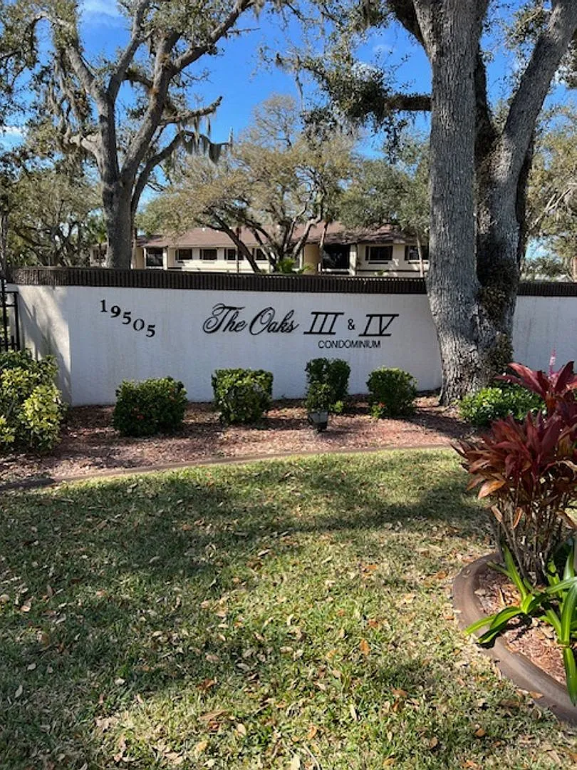 Oaks III Condominium Annual Rental Unfurnished — Photo 2